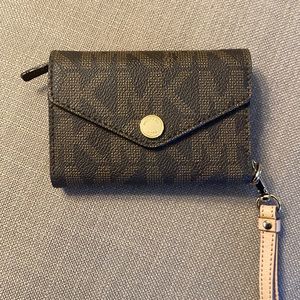 ✨Michael Kors wristlet